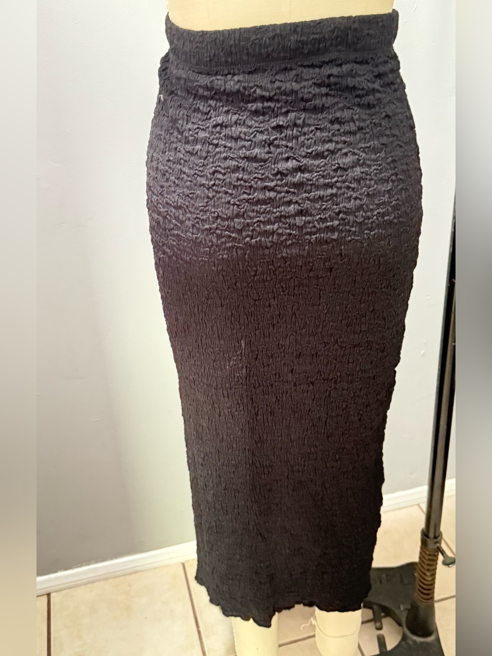 Black Textured Maxi Skirt with Front Slit - Picture 4 of 4